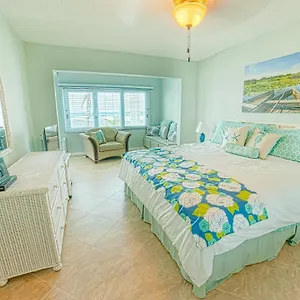Gorgeous Ocean Views! Welcome To Bella Breeze! Beachfront 2br 2ba Apartment Sion Farm